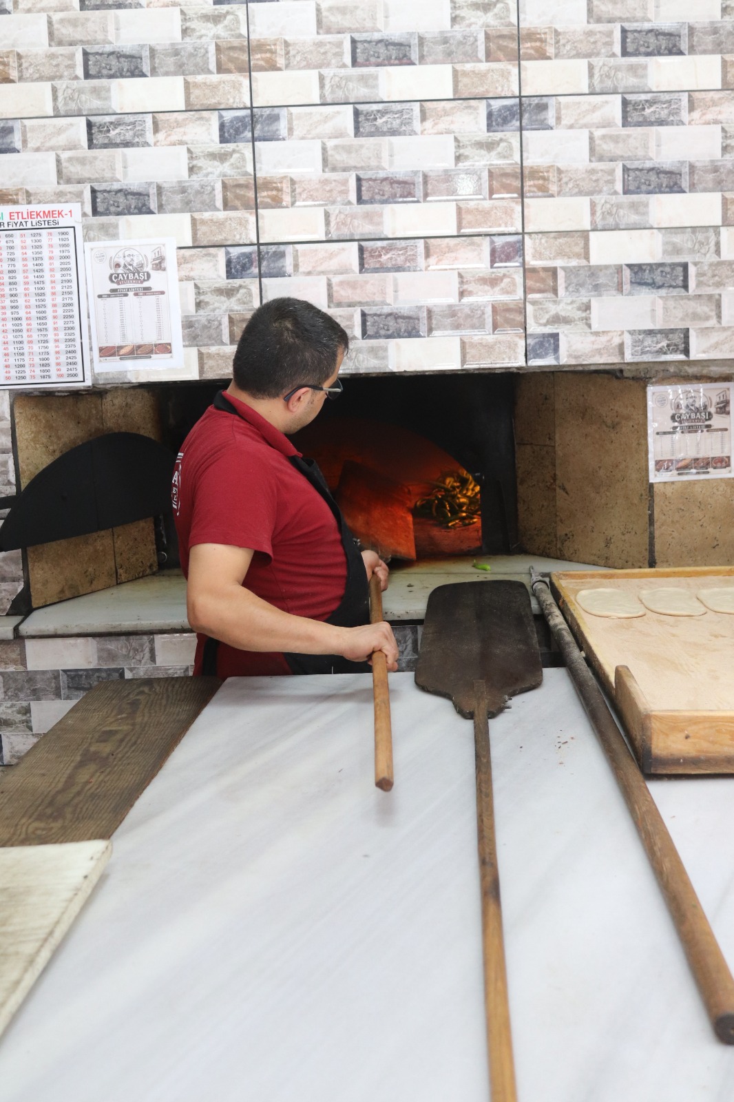 Usta Şef Etliekmek Pişiriyor
